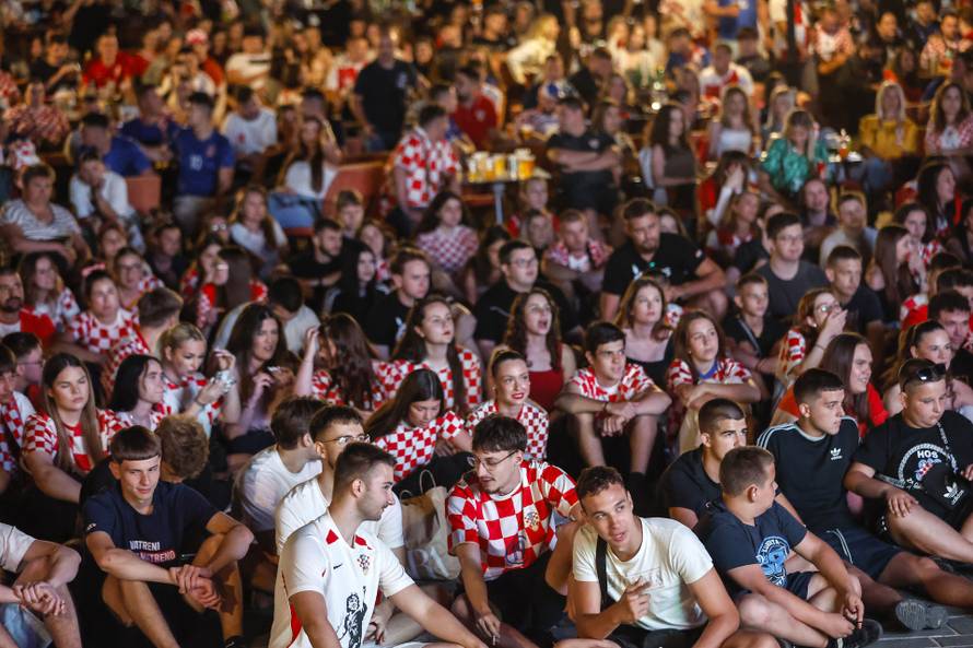 Osijek: Navijači prate utakmicu Hrvatska  - Portugal 