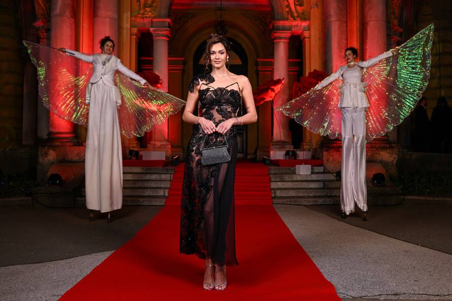 Zagreb: Dolazak uzvanika na dodjelu medijske nagrade "Večernjakova ruža" u Hrvatskom narodnom kazalištu