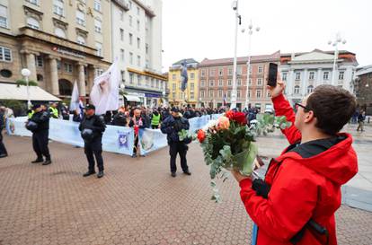 FOTO Muškarci mole za čednost i predbračnu čistoću. Dočekali ih transparenti: Oprez, mizoginija!