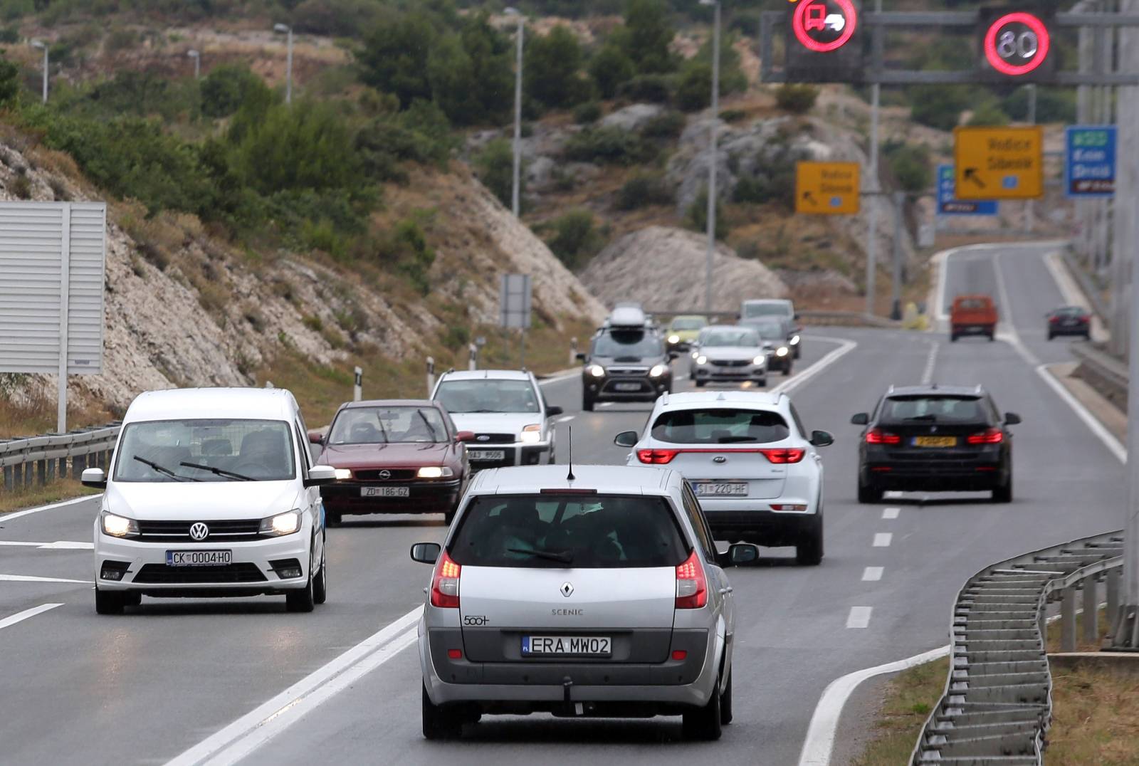 KiÅ¡a i hladno vrijeme stvorili su veliku guÅ¾vu i kiolone na ulazu u Å ibenik