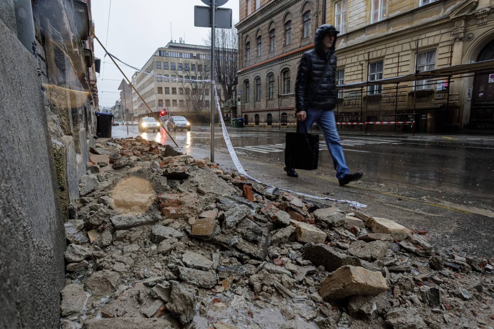 Zagreb: Hrpa šute na nogostupu ispred zgrade u Gundulićevoj