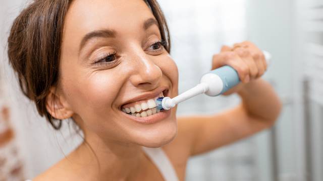 Savjeti domaćih stomatologa: Evo kako zubi utječu na zdravlje srca i kakvu četkicu odabrati