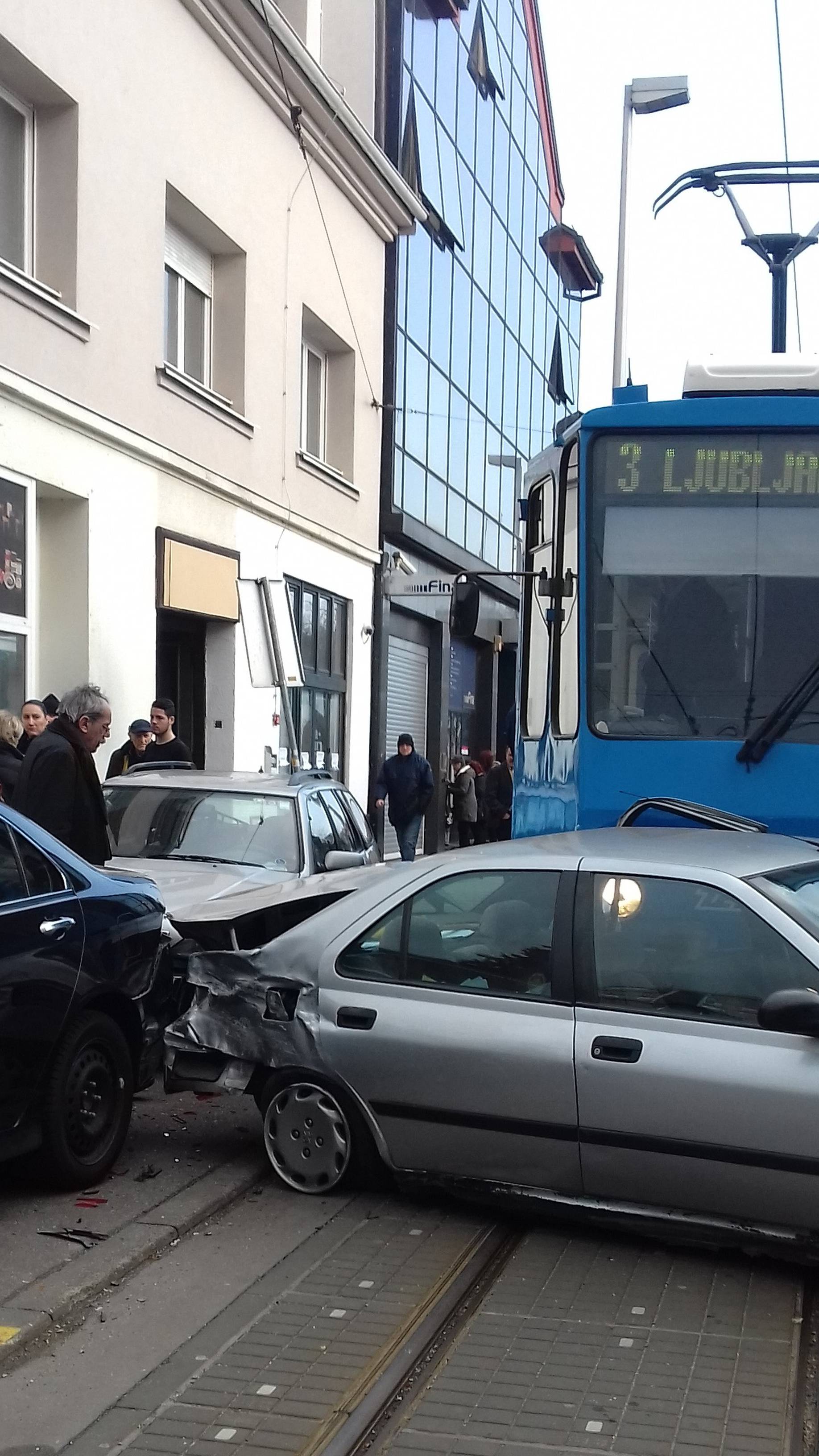 'Samo ga je odnio': Tramvaj  u Ozaljskoj naletio na automobil