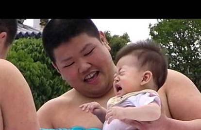 Japanska tradicija: Sumo borci tjeraju bebe da plaču na natjecanju