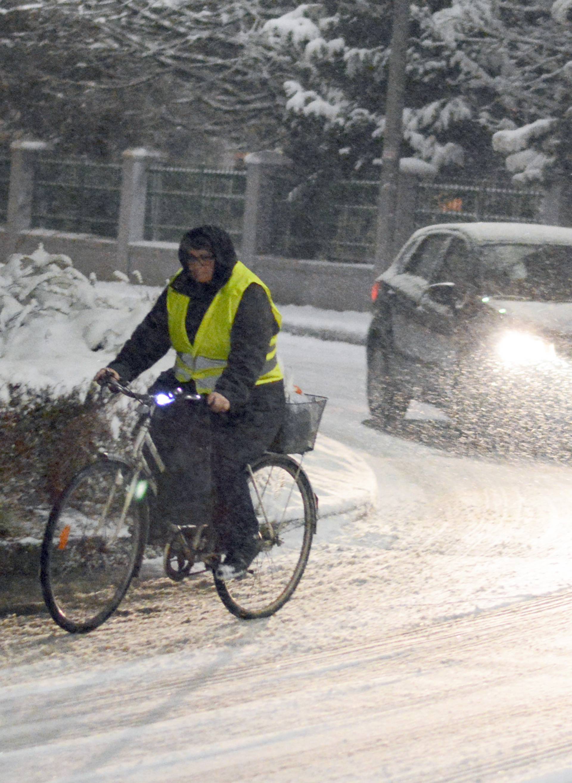 Sisak: PjeÅ¡aci i vozaÄi posebno su oprezni po prometnicama prekrivenim snijegom