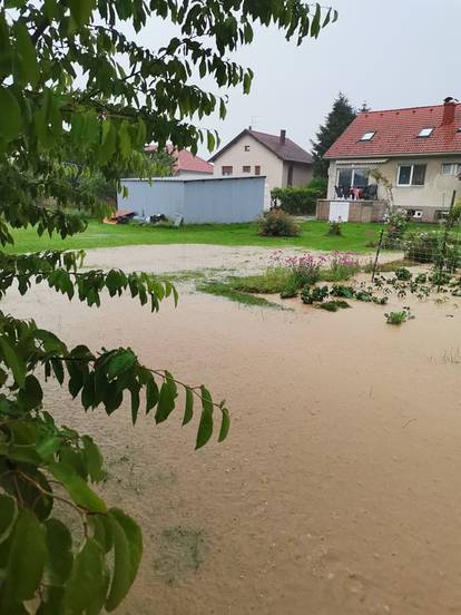 Ljudi su očajni, sve im uništeno: Izlila se Trnava, sve je poplavilo