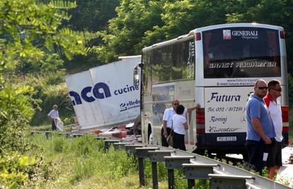 Dvoje ljudi ozlijeđeno u sudaru dva kamiona i busa