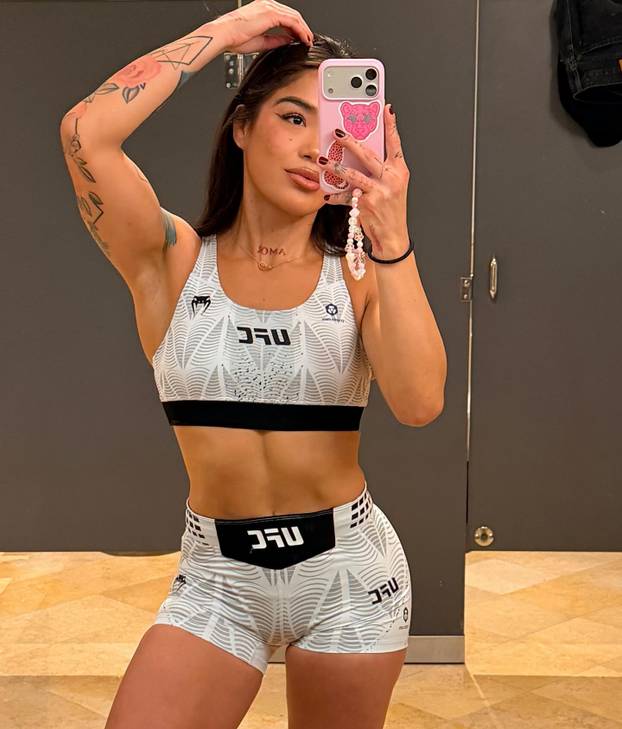 FOTO Atraktivna borkinja UFC-a i Playboyeva zečica snimile su kako se hrvaju. Fanovi u ekstazi