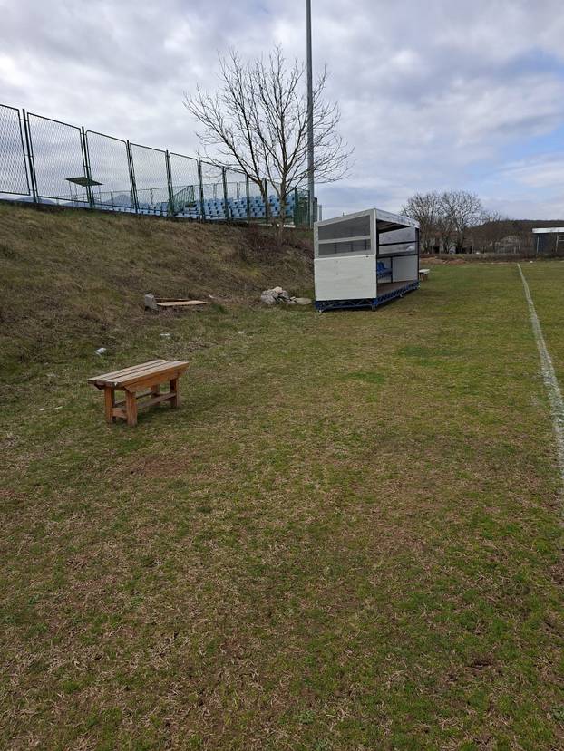 FOTO Sramota u Hrvacama. Ovo je nogometni teren?! Javio se savez, pogledajte što su našli