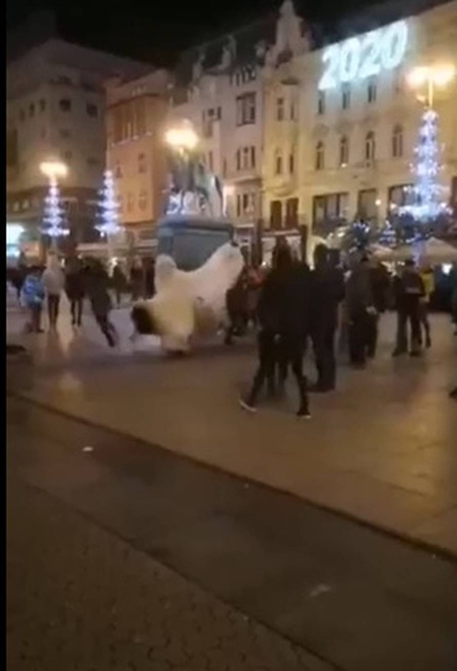 Video: 'Nemoj bit debil, nemoj!' Srušio maskotu mede na Trgu