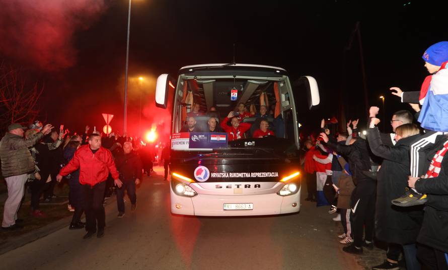 Brojni Karlov?ani pozdravili rukometaše na putu za Zagreb