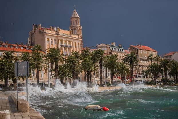 Split: Orkansko jugo potopilo rivu te stvaralo probleme u pomorskom prijevozu