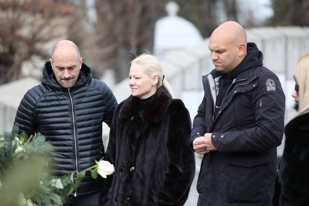 Šabanove kćeri sjele pred grob pjevača pa zapalile cigaretu...