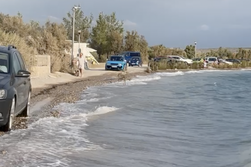 Plaža kroz koju voze automobili