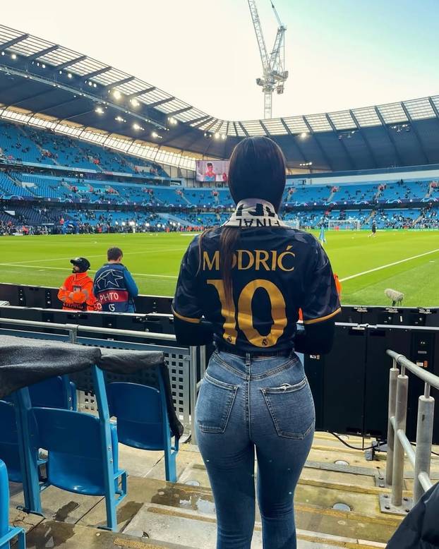 FOTO Vruća navijačica žali zbog odlaska Modrića: Kad ne nosi njegov dres, voli nositi tangice