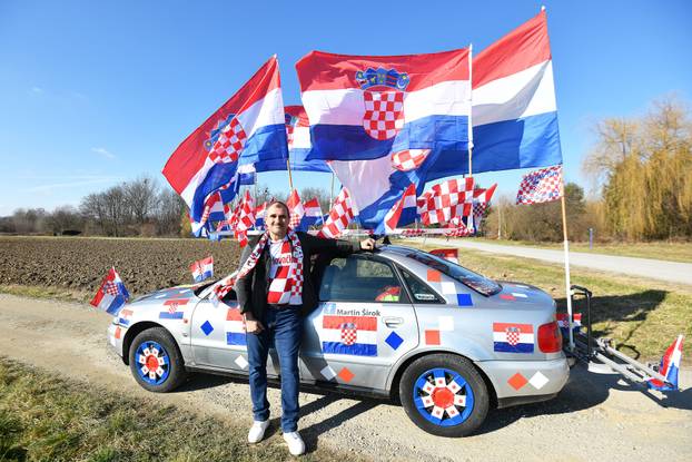 Navijač iz Međimurja svoj Audi ukrasio sa 60 hrvatskih zastava i krenuo u Zagreb na doček rukometaša
