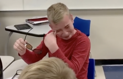 Dirljiv video: Dječak daltonist prvi put u životu vidio boje...