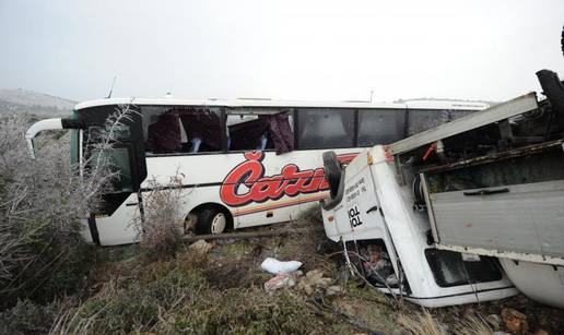 Kaos zbog leda: Autobus i cisterna izletjeli u zavoju 