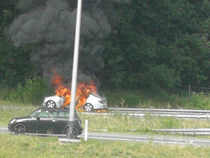 Buktinja na autocesti: Auto se zapalio kod čvora Ivanja Reka