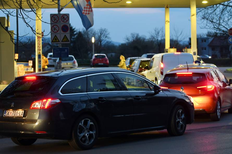 Sisčani pohrlili na benzinske postaje uoči poskupljenja 