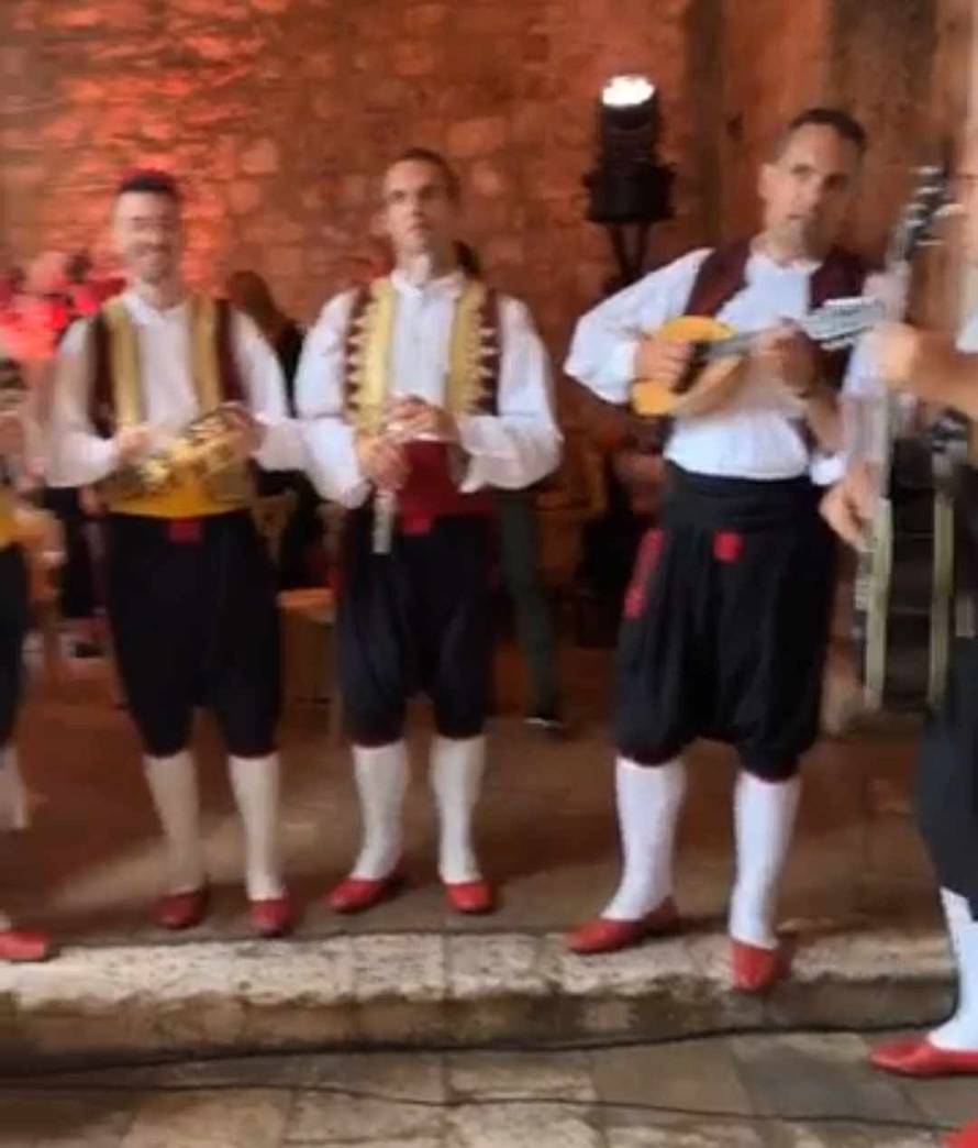 FOTO Svi partijaju, a legendarni Rod Stewart uzeo metlu pa krenuo mesti: Nasmijao goste