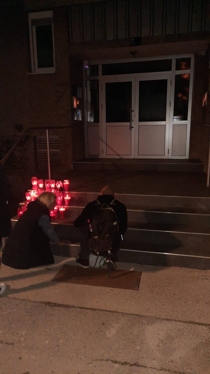 VIDEO Emotivni prizori: Brojni građani pale svijeće za Bareta ispred zgrade u kojoj je živio