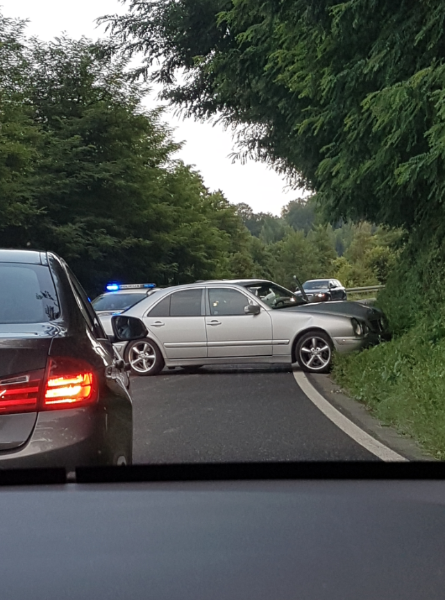 Sletio sa ceste pa je udario u policijski auto  na ugibalištu