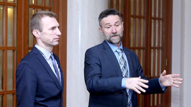 Ministar Barišić: Neću smijeniti Glunčića; Mrsić: Sramoti nas!