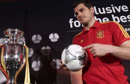 Iker otkrio loptu za finale Eura: Tango 12 inspirirana je 80-ima