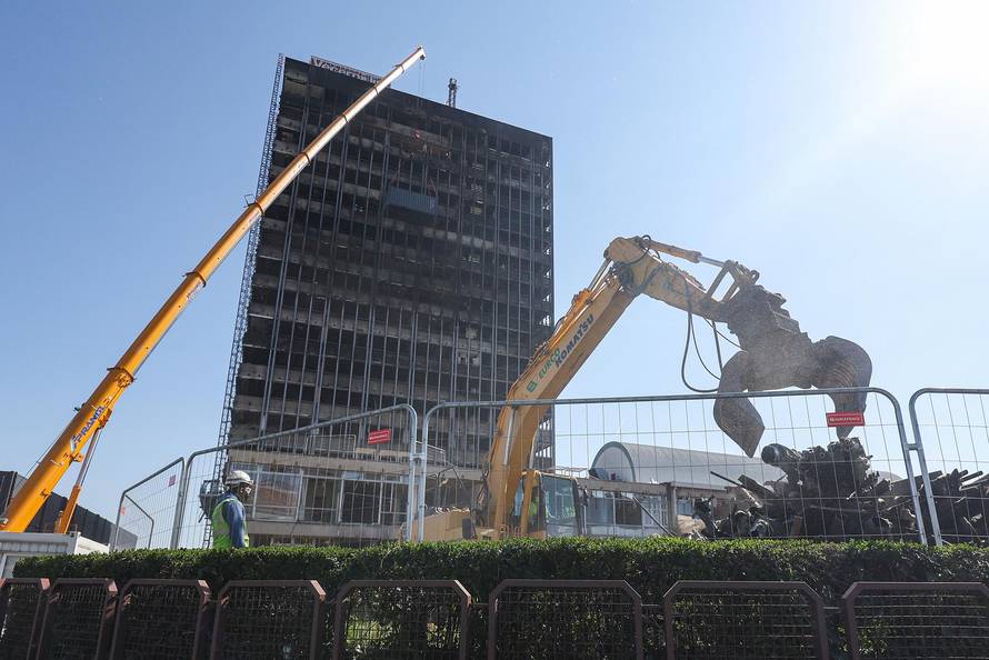 Vjesnikov neboder radnici pripremaju za rušenje