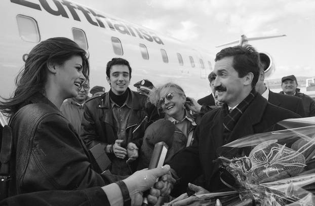 Zagreb: Povratak Anice Kovač s izbora za Miss svijeta gdje je okrunjena prvom pratiljom, 20.11.1995.