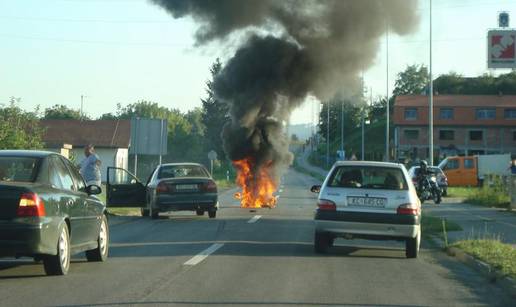 Mopedisticu srušio pijani vozač, moped joj je izgorio