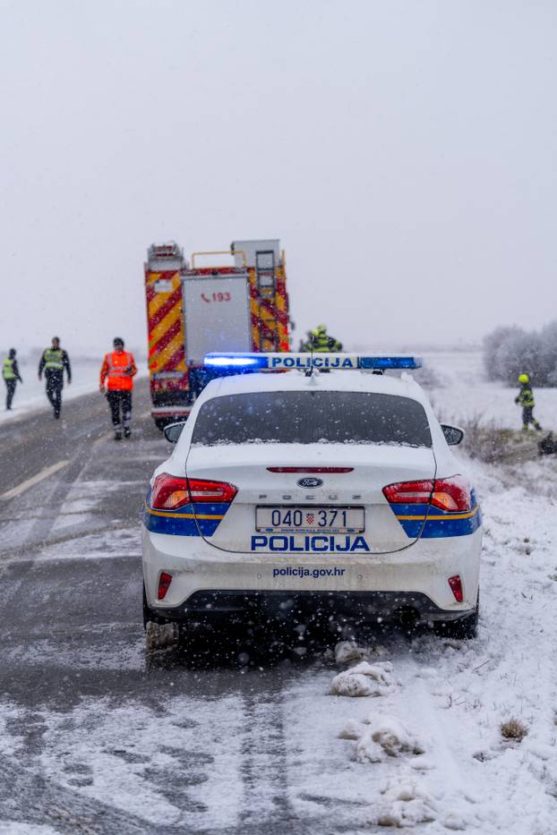 Otočac: Vatrogasci izvukli osobu koja je teretnim vozilom sletjela s ceste