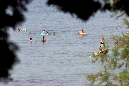 Zadar: Građani u moru pronašli spas od vrućina 