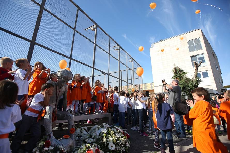 Å ibenik: PuÅ¡tanjem balona i polaganjem vijenaca obiljeÅ¾en roÄendan DraÅ¾ena PetroviÄa