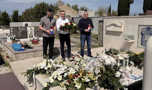 Hrvoje &Cacute;usti&cacute; tragi&ccaron;no je umro prije 18 godina. Kusti&cacute;, Suba&scaron;i&cacute; i otac Svetko odali su mu po&ccaron;ast