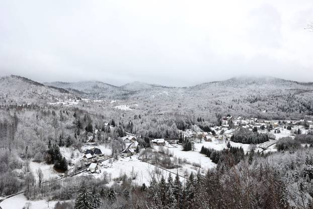 Snijeg je zabijelo Gorski Kotar 