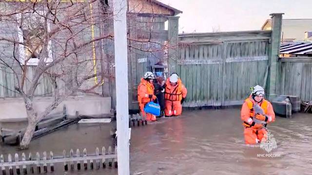 Evacuation from homes in flood-hit Orsk