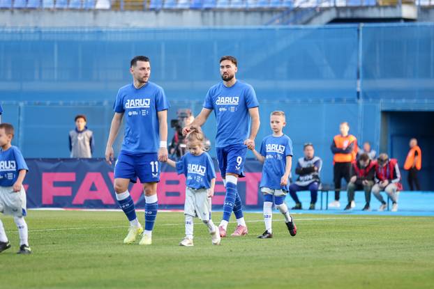 Igrači Dinama i Rijeke s djecom na terenu u sklopu humanitarne akcije "Daruj otkucaj života"