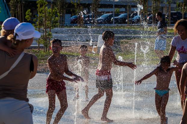 Split: Ljetni ugođaj na novouređenoj plaži Žnjan