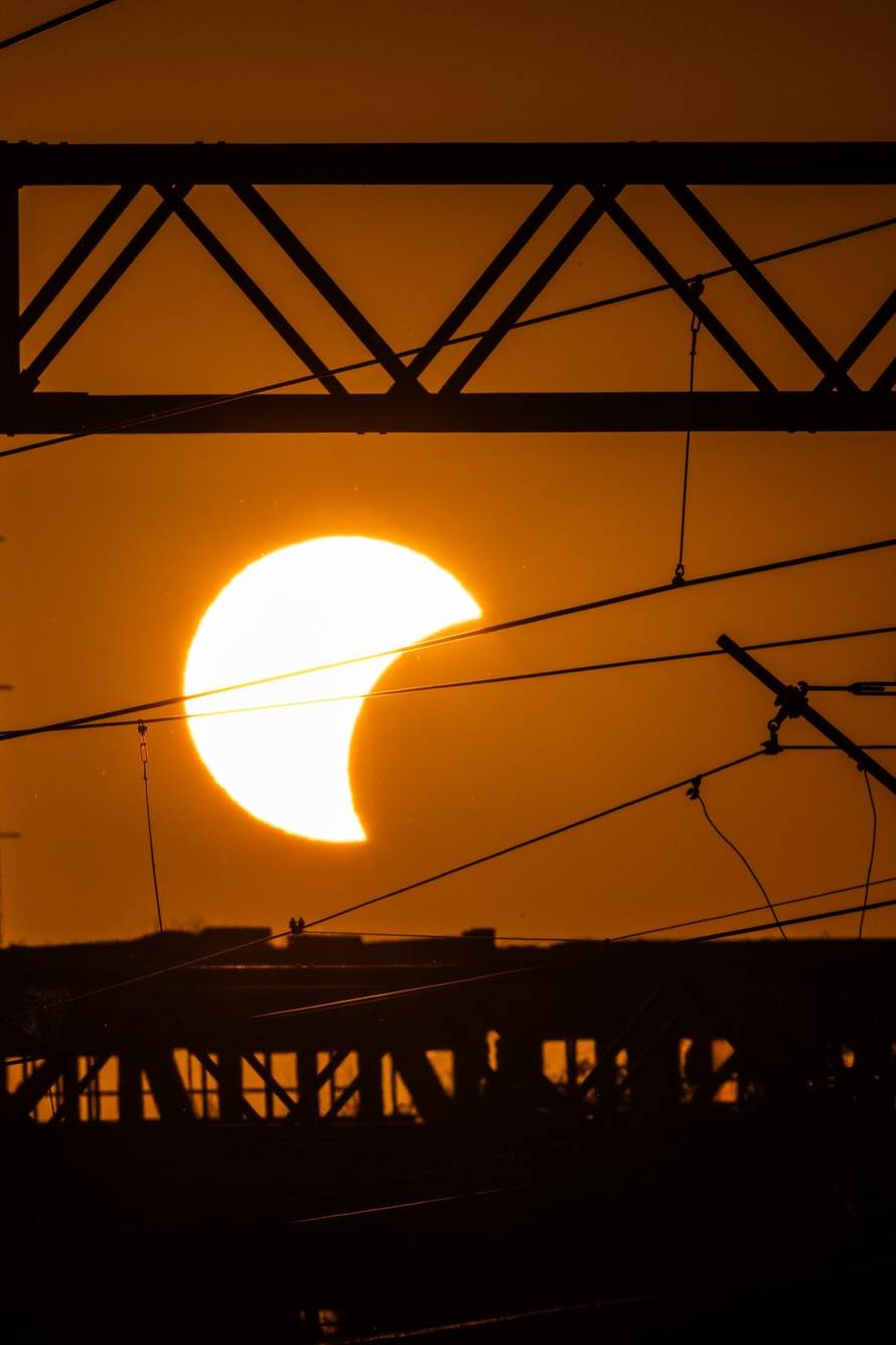 Zagreb: Pogled na pomrčinu sunca iznad Podsuseda