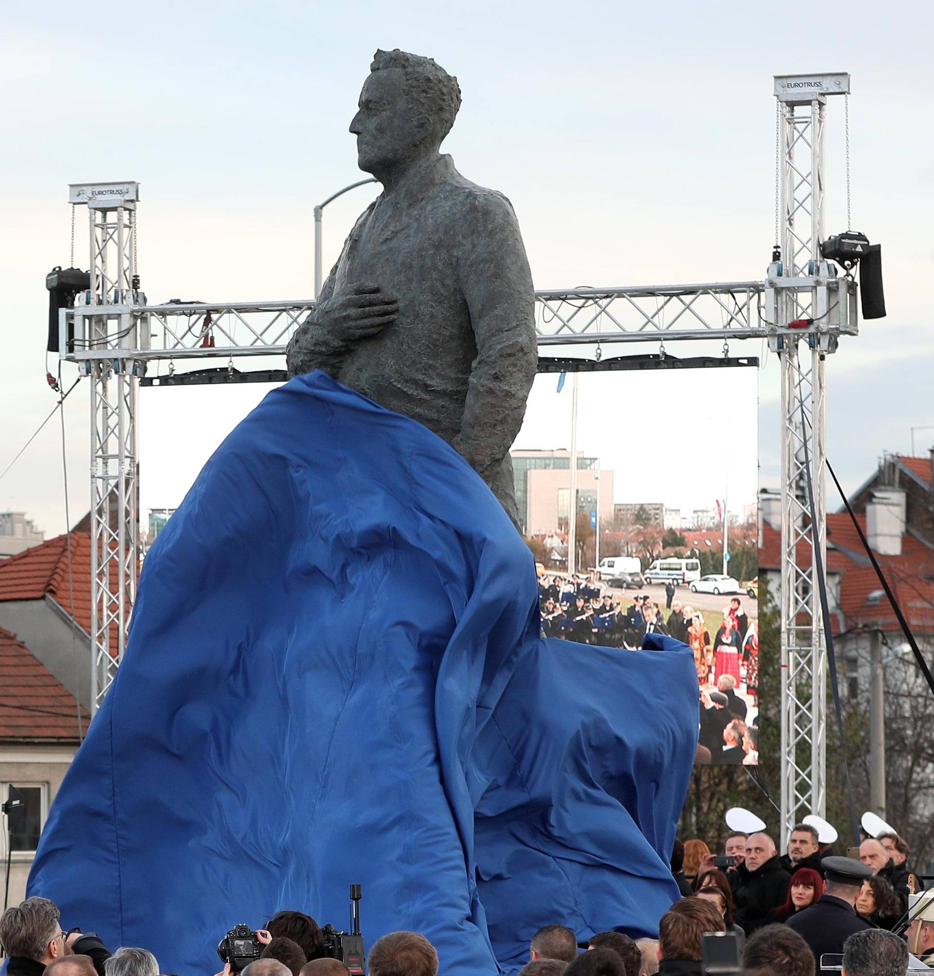 Ministar Goran Marić napisao je sastavak o Tuđmanovu kipu