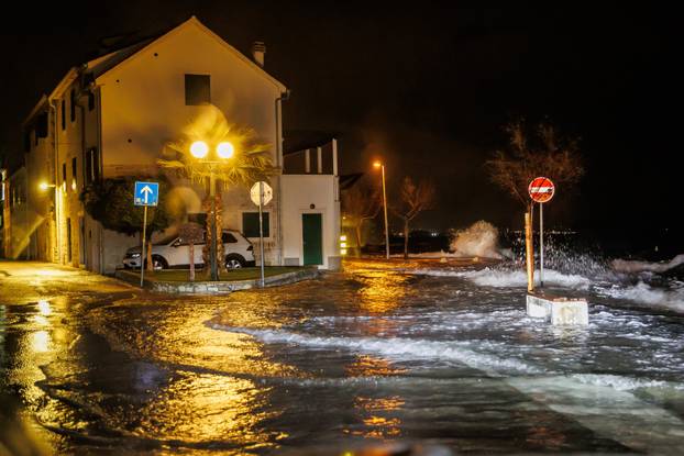 Kaštela: Olujno jugo i plima opet potopili Donja Kaštela