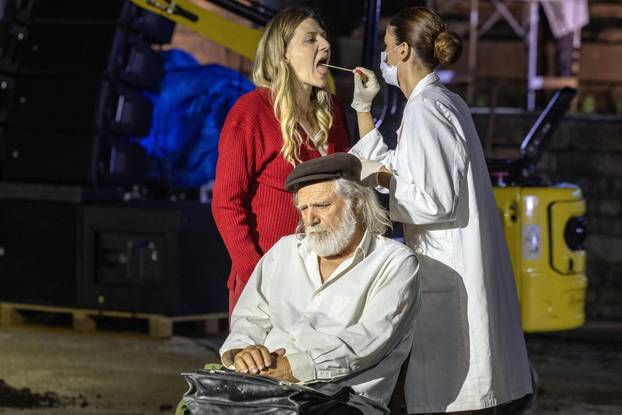 Pula: U Malom rimskom kazalištu odigrana je predstava "Antigona - 2000 godina kasnije"