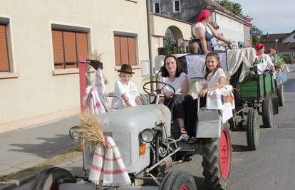 Traktor obitelji Dobrovec star je čak 63 godine: 'Pouzdana mašina, malo traži i puno daje'