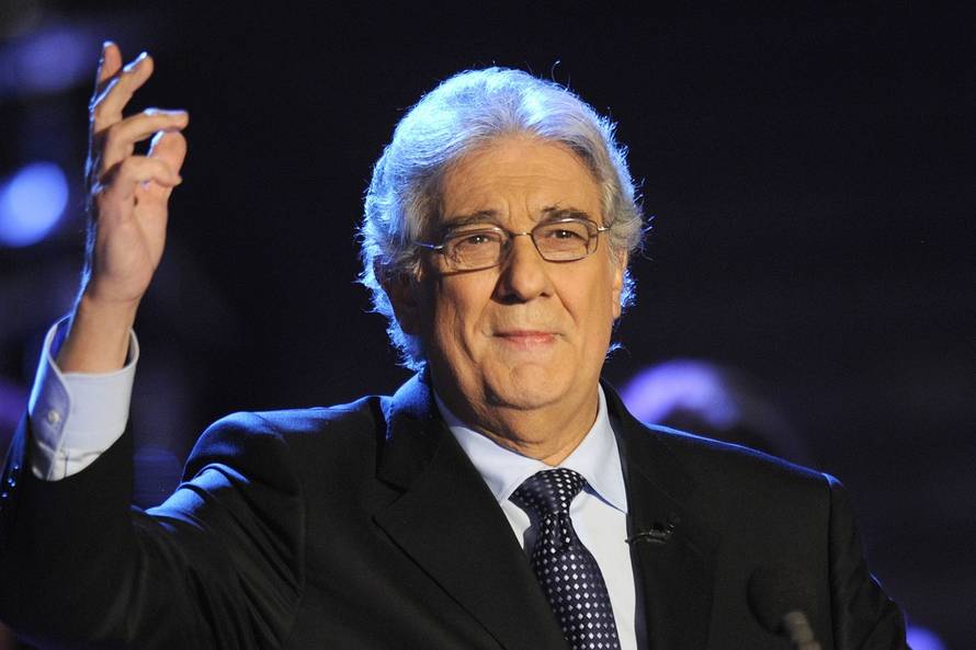 Placido DOMINGO fell ill with Corona.