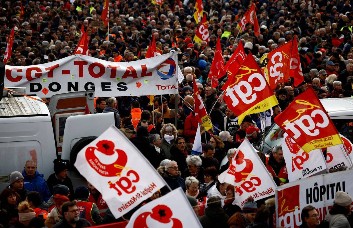 Masovni štrajk u Francuskoj protiv mirovinske reforme: Škole zatvorene, vlakovi stali...