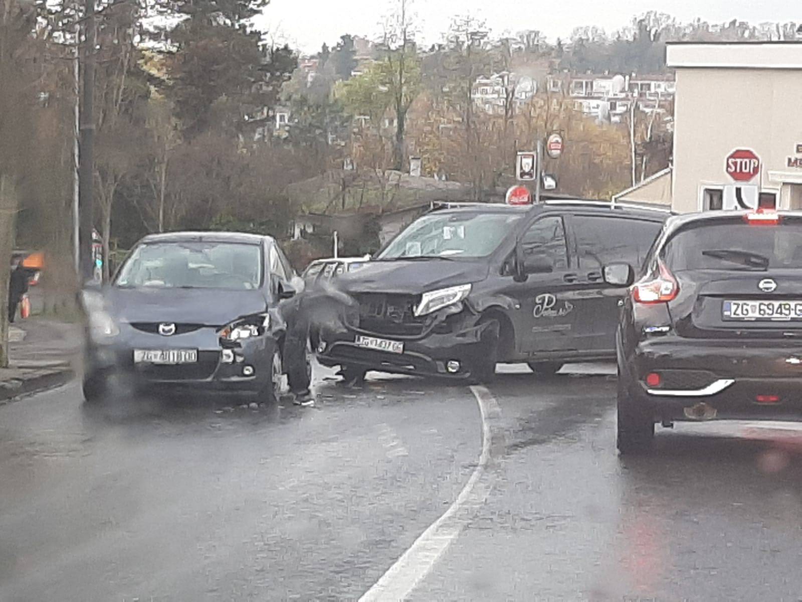Sudarili se pogrebno vozilo i automobil na Mirogojskoj cesti