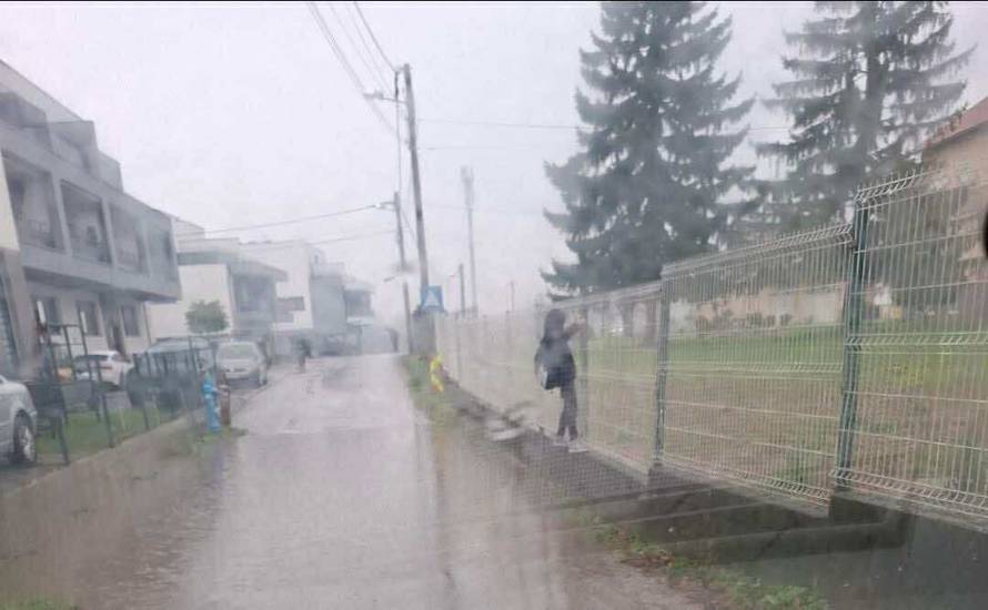 NEVJEROJATNO! Ovom cestom  djeca idu u školu u Zagrebu: 'Opasno. Neka se svi srame!'