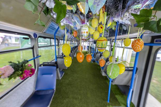 Tramvaj ukrašen Uskrsnim dekoracijama vozi po Osječkim ulicama 